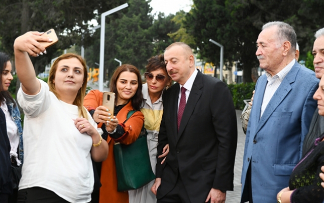Prezidentlə xanımı Atatürk parkında