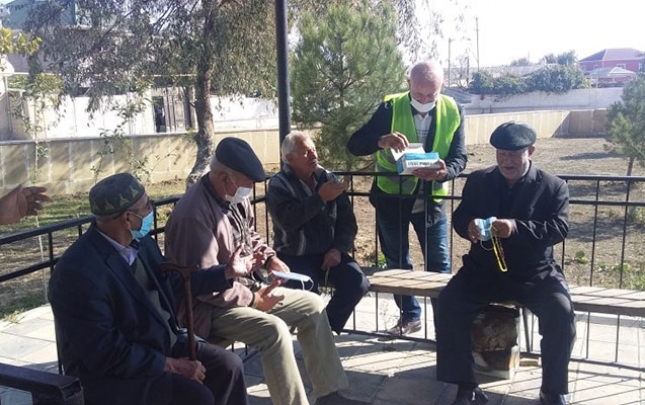 Qaradağdakı reydlər zamanı əhaliyə tibbi maskalar paylanılır