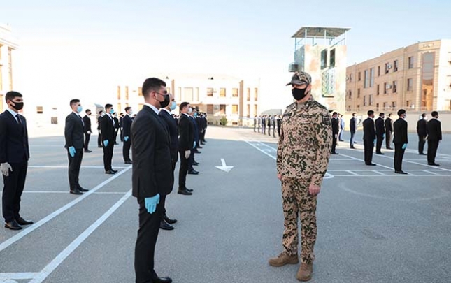 Vilayət Eyvazov gənclərin sıra baxışını keçirdi