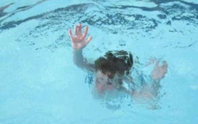 5-yasli-usaq-hovuzda-uzerken-oldu