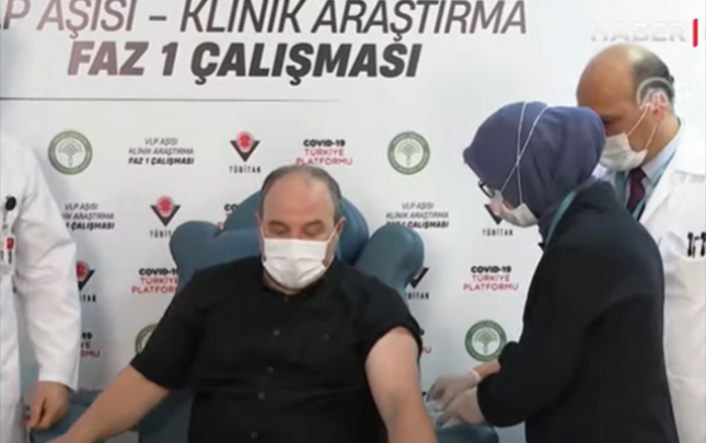 Türkiyəli nazir yerli vaksin vurdurdu
