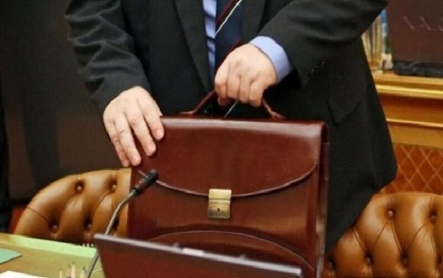 icra-bascisinin-komekcisi-isden-cixarildi