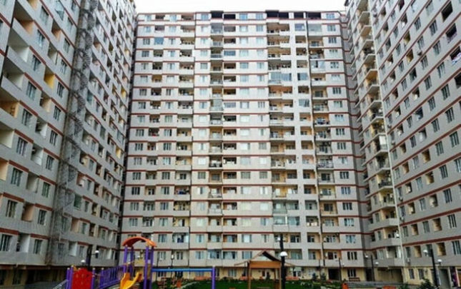 19-cu-mertebeden-yixilan-qiz-oldu