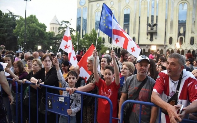 Minlərlə insan yenidən Tbilisinin mərkəzinə toplaşdı