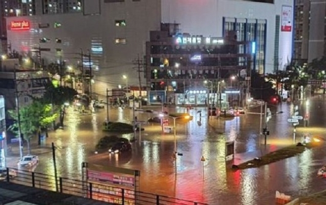 Seulda güclü yağış 7 nəfərin həyatına son qoydu