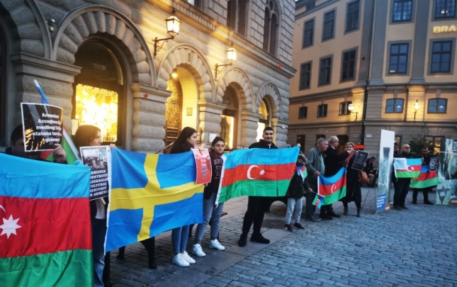 Azərbaycan icması İsveç parlamentinin önündə piket təşkil etdi