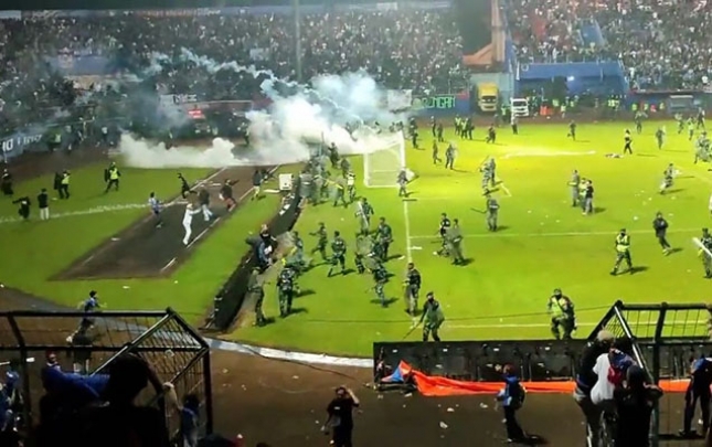 Futbol matçında ara qarışdı, 127 nəfər öldü