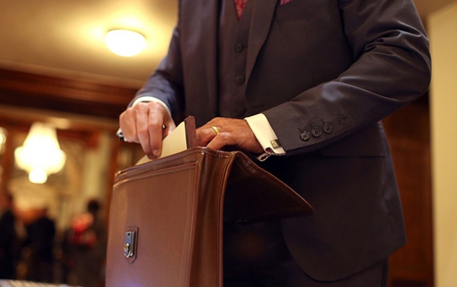 muellimi-gulleleyen-sagirdin-atasi-vezifeli-sexs-olub