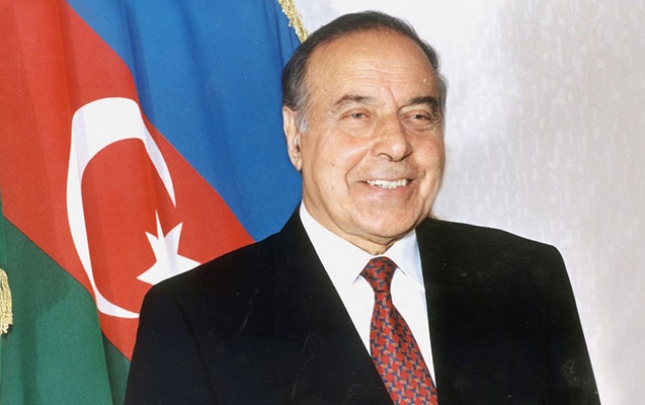 heyder-eliyev-tarixe-hem-de-milli-memarliq-mektebinin-hamisi-kimi-dusub