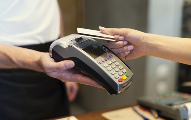 icerisinde-5-min-dollar-olan-karti-ogurlayib-alis-veris-etdiler