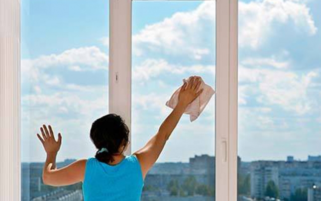 anasinin-evinin-penceresini-silerken-yixilib-oldu
