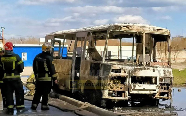 rusiyada-azyasli-usaqlar-avtobusu-yandirdi