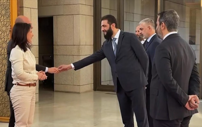 suriya-lideri-onun-elini-sixmadi