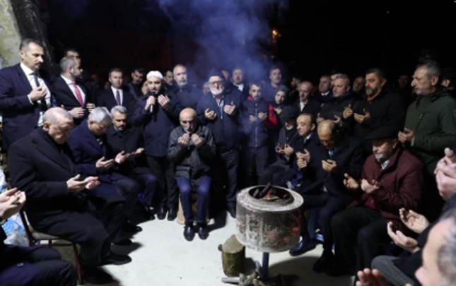 erdogan-qonsusunun-yas-merasiminde-quran-oxudu