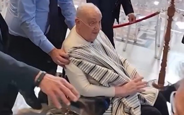 papa-bu-defe-ferqli-geyimde