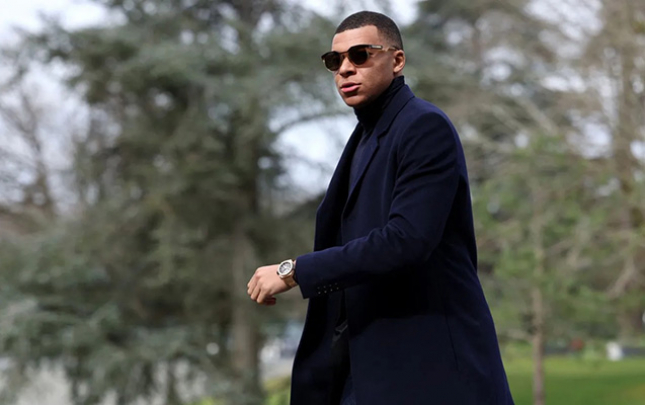 mbappe-psj-ye-gore-ozune-elave-uc-vekil-tutdu