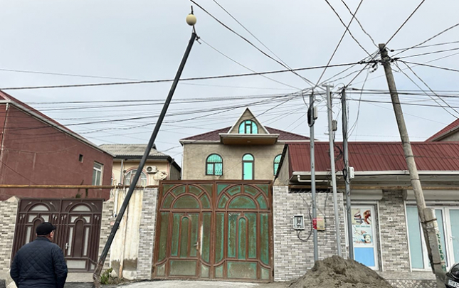 bilmirik-ne-direyidir-ovladimizin-evimizin-ustune-duse-biler