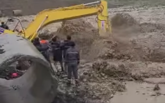perviz-onlari-selden-xilas-etmek-isteyerken-helak-olub