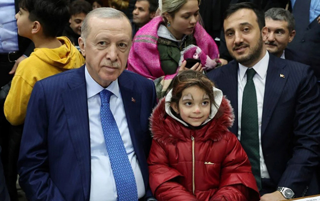 erdogan-zelzeleye-gore-kucede-geceleyenlere-bas-cekdi