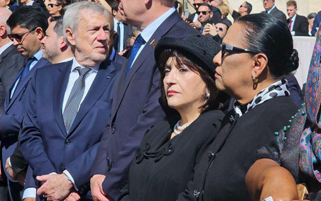 sahibe-qafarova-roma-papasinin-defn-merasiminde