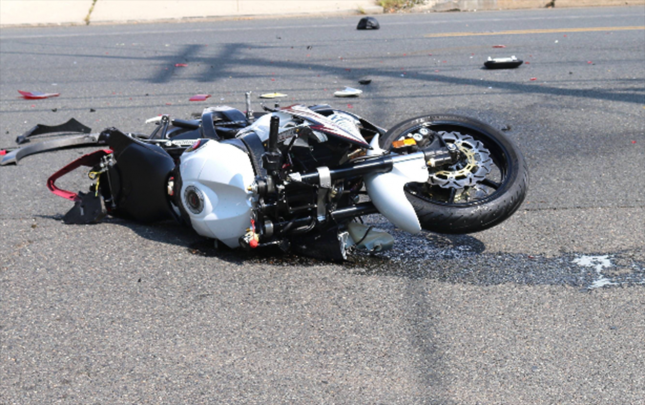 moped-divara-cirpildi-21-yasli-surucu-oldu