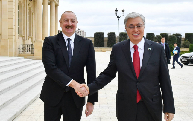 tokayev-eliyevi-tebrik-etdi