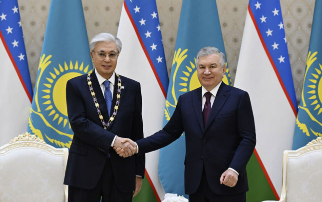 tokayevi-dostluq-ordeni-ile-teltif-etdi