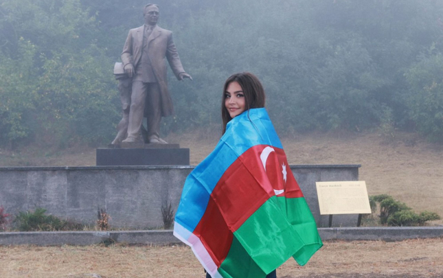 van-dammin-gelini-susadan-paylasim-etdi