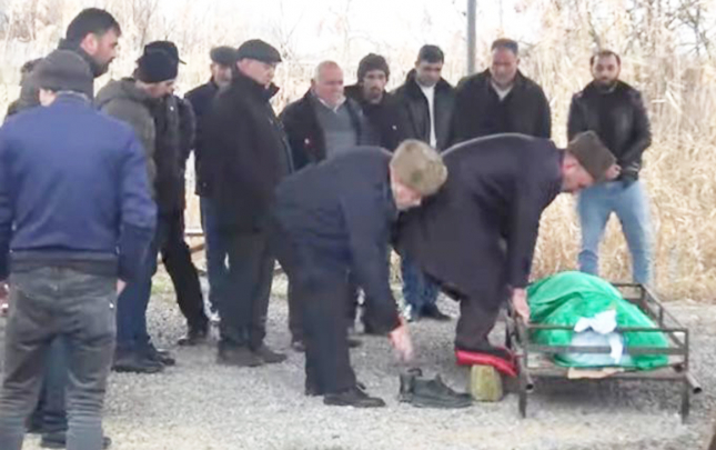 oglum-hele-usaq-idi-meyiti-yox-etmeli-idik