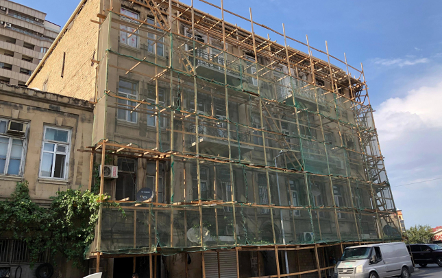 bakida-temir-zamani-tarixi-abideye-zerer-vuruldu-yagis-suyu-evlere-doldu