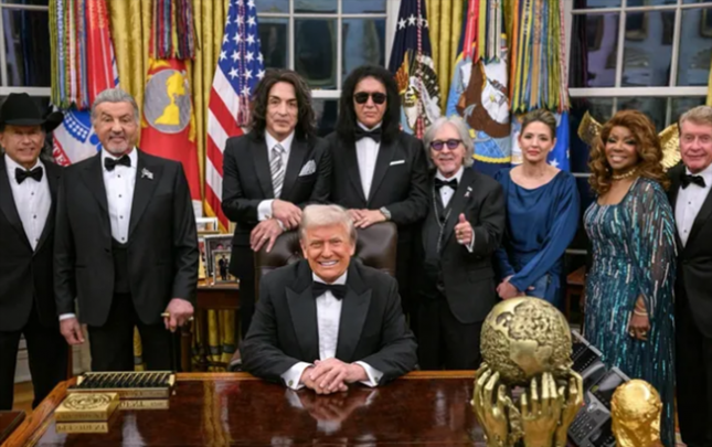 tramp-onlari-teltif-etdi