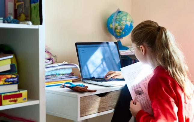 onunla-esq-yasayir-derdlerini-bolusurler