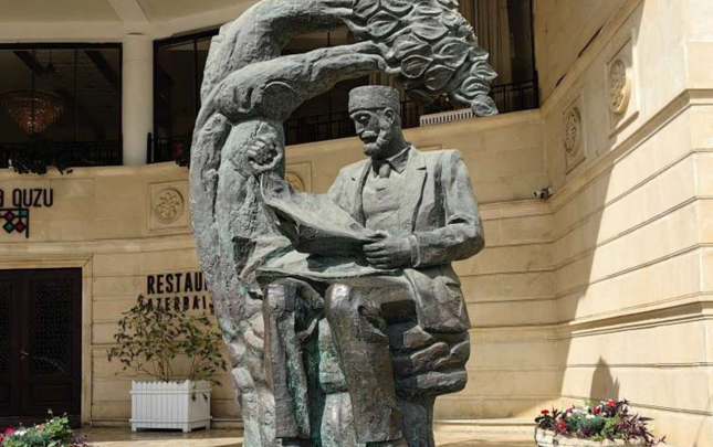 zerdabi-orada-restoranin-qapicisi-kimi-gorunur