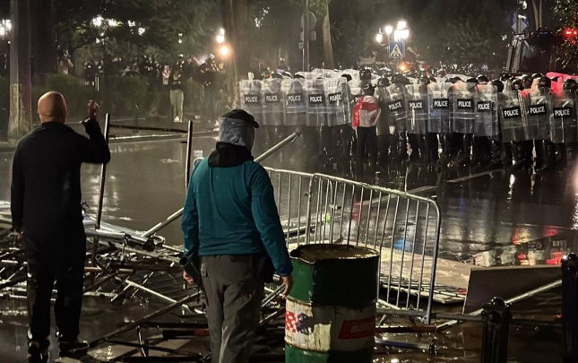 gurcustanda-mitinqlerle-bagli-qaydalar-sertlesdirilir