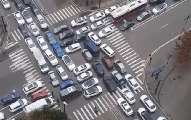 bakidaki-bu-tixacin-sebebi-muzakire-yaratdi