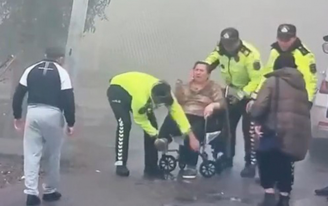 yol-polisi-yanginda-caresiz-qalan-qadini-xilas-etdi