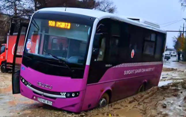 sumqayitda-avtobus-palciqli-yolda-batdi