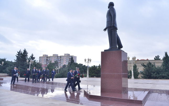 qaradagda-ulu-onder-heyder-eliyevle-bagli-deyirmi-masa-kecirildi