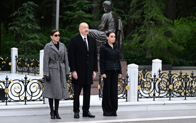 prezident-xanimi-ve-qizi-ile-fexri-xiyabanda