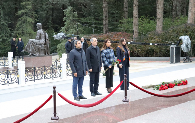 azerbaycan-universitetinin-kollektivi-fexri-xiyabanda-olub