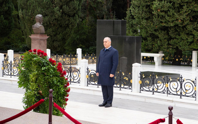 dtx-emekdaslari-fexri-xiyabanda-heyder-eliyevin-xatiresini-andilar