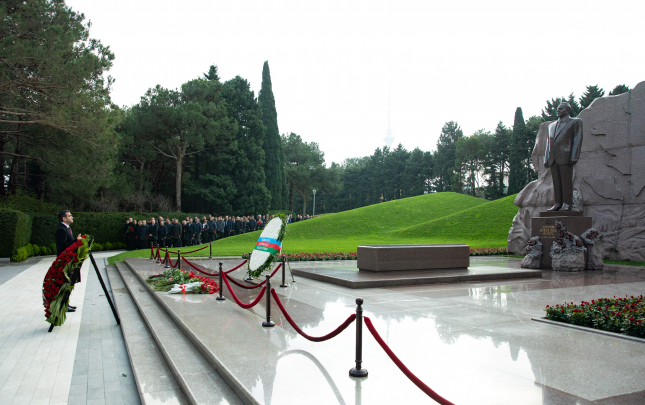 azersun-holdinqin-rehber-heyeti-ulu-onderin-mezarini-ziyaret-etdi