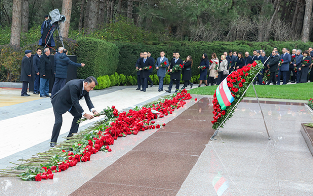 tebib-in-kollektivi-fexri-xiyabani-ziyaret-etdi