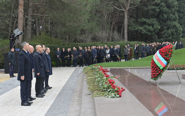 elm-ve-tehsil-nazirliyinin-kollektivi-fexri-xiyabanda