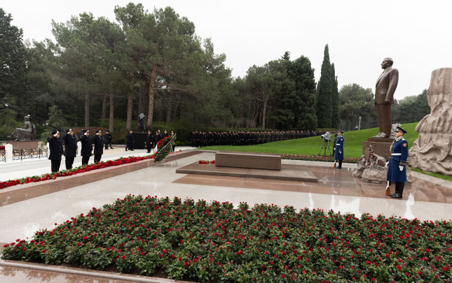 polis-emekdaslari-ve-daxili-qosunlarin-herbi-qulluqculari-fexri-xiyabanda