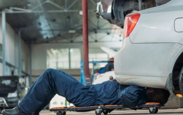 temir-etdiyi-masinin-altinda-qalaraq-oldu