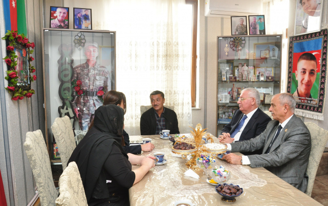 heyder-esedov-yeniden-sehid-aileleri-ile-gorusdu