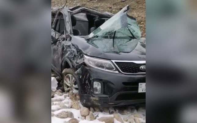 qusarda-avtomobil-dereye-asdi