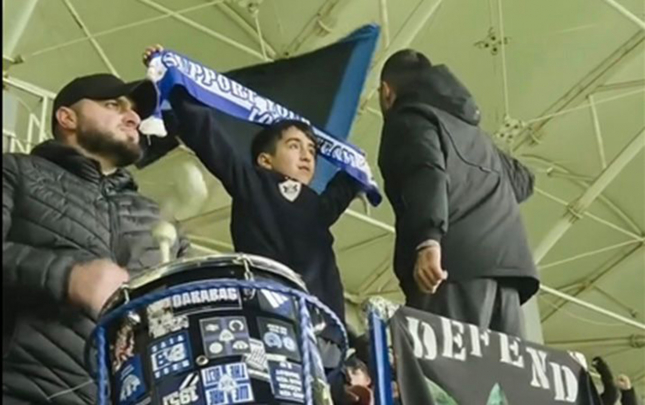 vip-de-yer-ayrilsa-da-azarkeslerle-birge-izledi