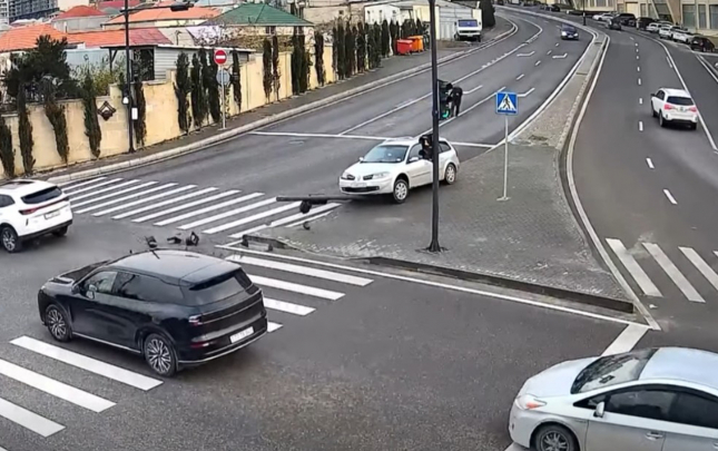 bakida-oz-ozune-hereket-eden-masin-qeza-toretdi